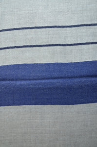 Kaschmirschal kobaltblau grau Seidenrand Detail