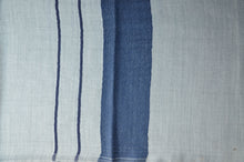 Load image into Gallery viewer, Kaschmirschal kobaltblau hellgrau Seidenrand Detail
