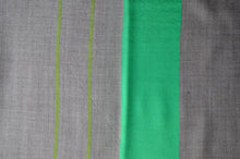 Laden Sie das Bild in den Galerie-Viewer, Kaschmirschal smaragdgrün hellgrün grau Seidenrand Detail
