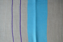 Laden Sie das Bild in den Galerie-Viewer, Kaschmirschal türkis lila grau Detail

