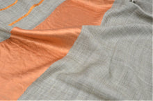 Laden Sie das Bild in den Galerie-Viewer, Kaschmirschal kupferfarben graubraun Seidenrand Detail
