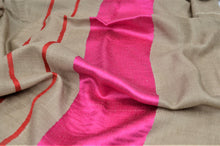 Laden Sie das Bild in den Galerie-Viewer, Kaschmirschal pink beige Seidenrand Detail

