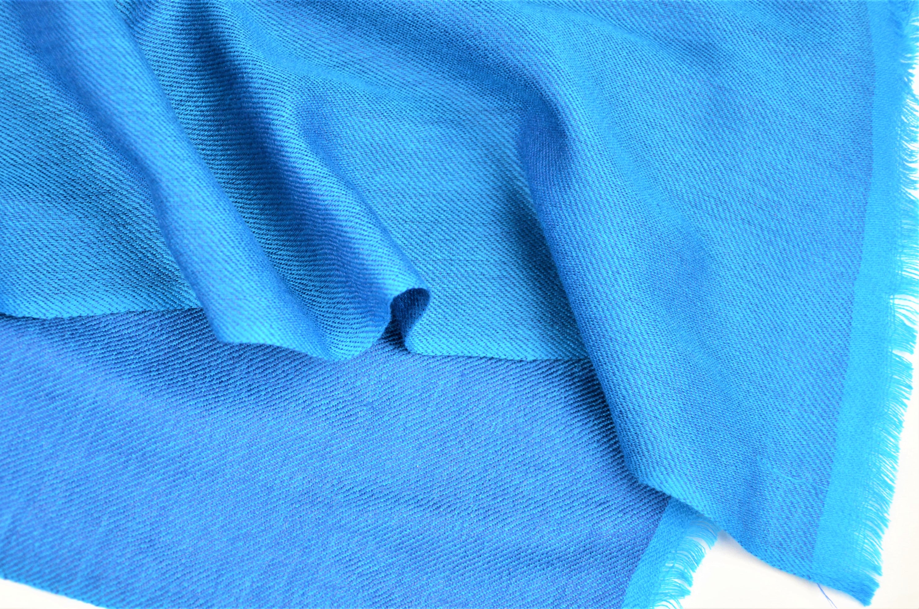 Kaschmirschal zweiseitig türkis/blau Seidenrand Detail 2