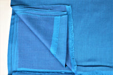 Laden Sie das Bild in den Galerie-Viewer, Kaschmirschal zweiseitig türkis/blau Seidenrand Detail
